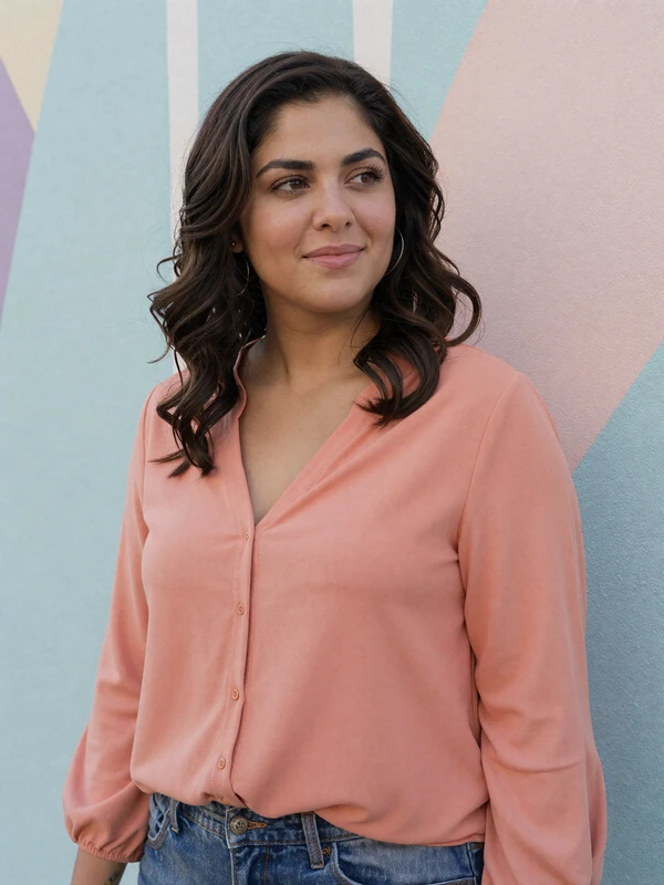 Elena, a 34-year-old Los Angeles Niodate member by a pastel wall - verified single seeking serious relationship
